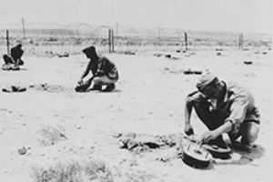 Italian troops laying mines
