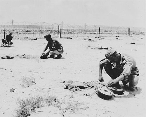 Italian troops laying mines