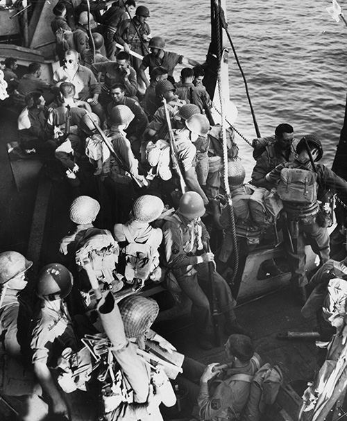 US soldiers prepare to load LCIs