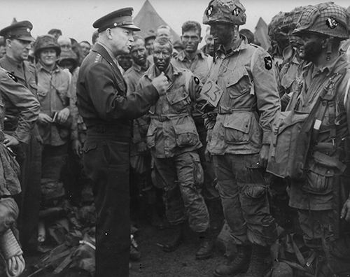 Eisenhower briefs the US airborne
