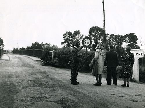 Airborne troops talk to French civilians