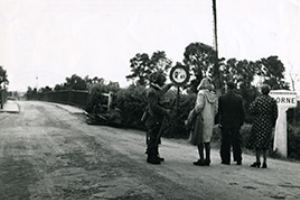 Airborne troops talk to French civilians