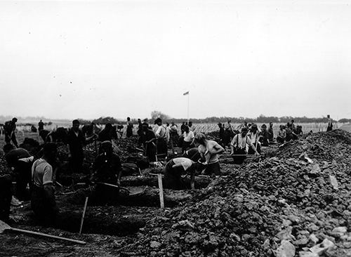 German prisoners digging graves