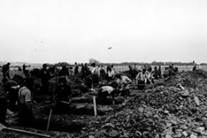 German prisoners digging graves