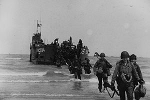 US troops come ashore