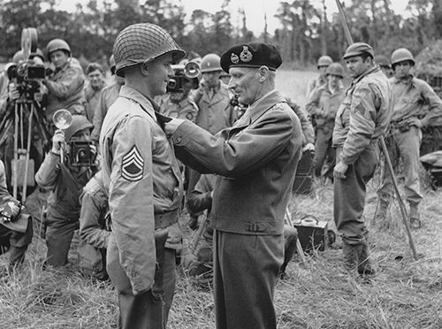 Montgomery decorates Sgt Streczyk