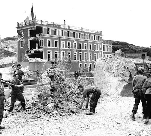 German prisoners work at Port en Bessin