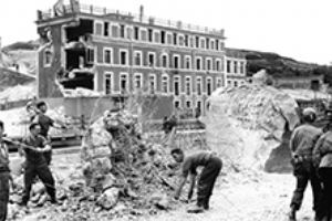 Browse German prisoners work at Port en Bessin