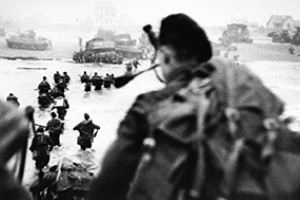 Lord Lovatt brings his commandos ashore onto Queen Red Beach