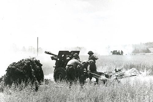 25-pdr field guns of D Troop