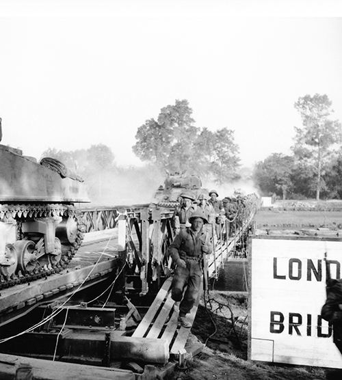 Canadian troops cross London bridge