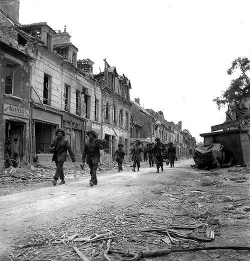 Canadians along the rue du général Moulin