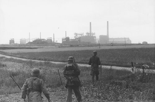 A German patrol moves towards Colombelles