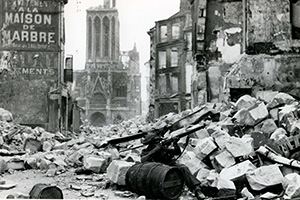 Browse British soldiers in a street of Caen