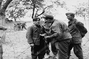 Soldiers dealing with German prisoners