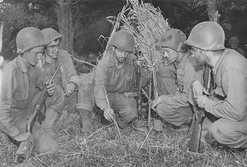 A group of American GIs talk tactics