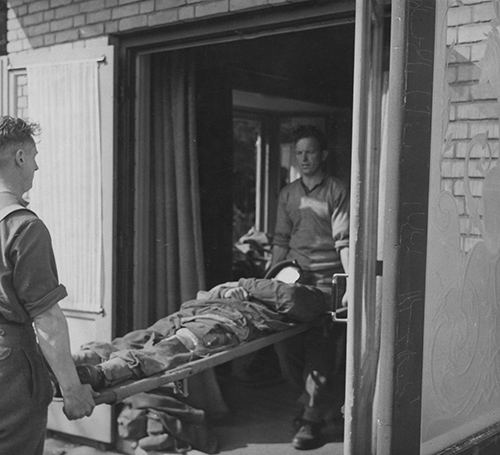 A wounded paratrooper of 1st Airborne Division (BU1158)