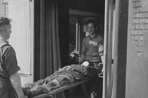 A wounded paratrooper of 1st Airborne Division (BU1158)