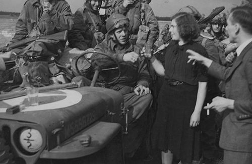Troops being given refreshment by Dutch people (BU 1125)