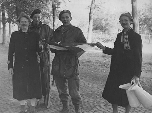 Two Dutch Commandos being welcomed by Dutch women (BU 1153)