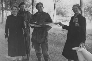Two Dutch Commandos being welcomed by Dutch women (BU 1153)
