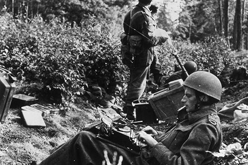 Alan Wood, war correspondent for the Daily Express (BU 1146)