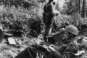 Browse Alan Wood, war correspondent for the Daily Express (BU 1146)