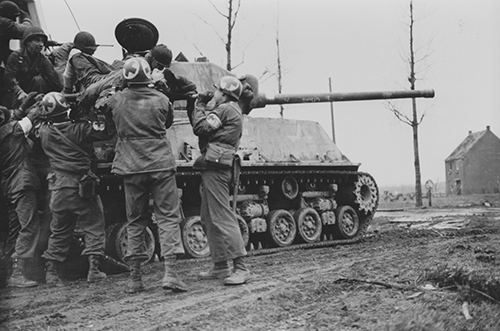 Tank crewmen from US 8th Armoured Division