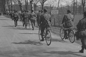 Troops marching and riding on Brelingen