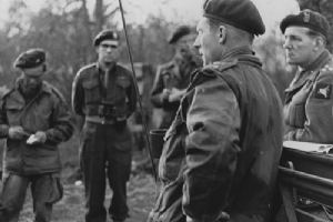 Major General Bols talks to War Correspondents.