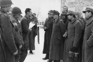 82 Airborne Division interrogate captured German soldiers