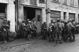 Elements of the 110th Regiment, 28th Inf Div reach Bastogne